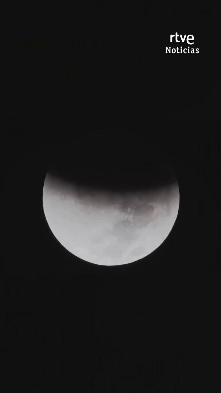 La Tierra se coloca entre el Sol y la Luna en un eclipse parcial