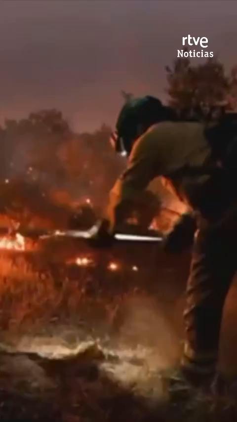 El incendio de Niebla avanza hacia Sevilla tras controlar la zona norte