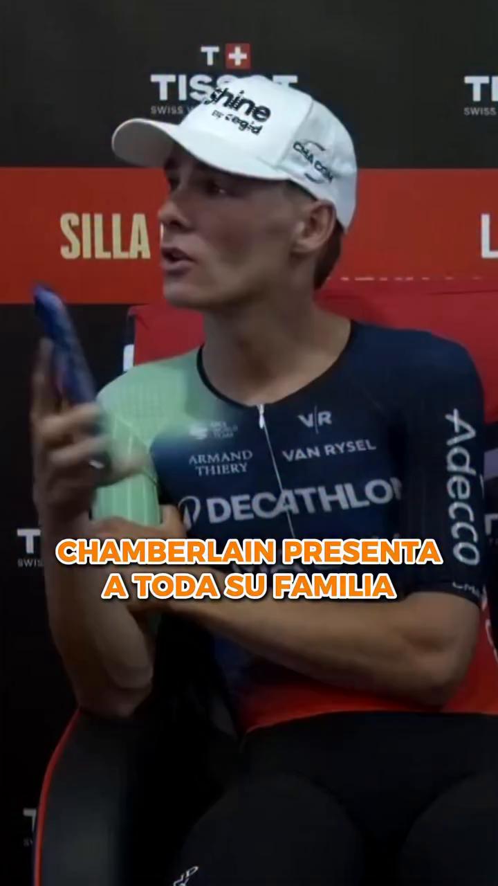 San Berlén presenta a su familia saludando a la televisión en emisión vista en todo el mundo