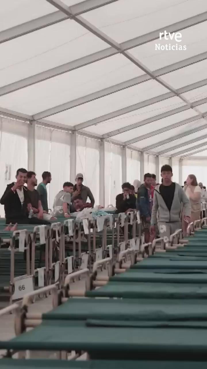 1700 migrantes pasan su primera noche bajo techo en las carpas del puerto