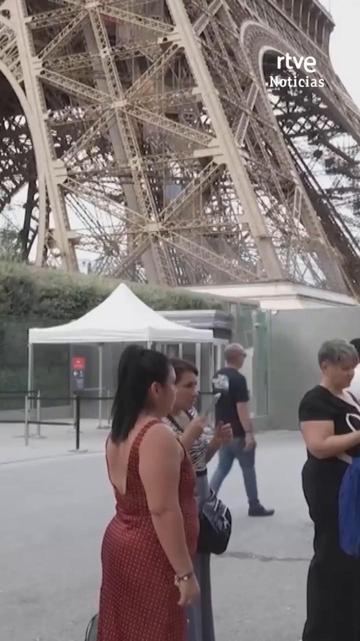 Polémica en la Torre Eiffel: excluyen a trabajadoras por visita de grupo hindú