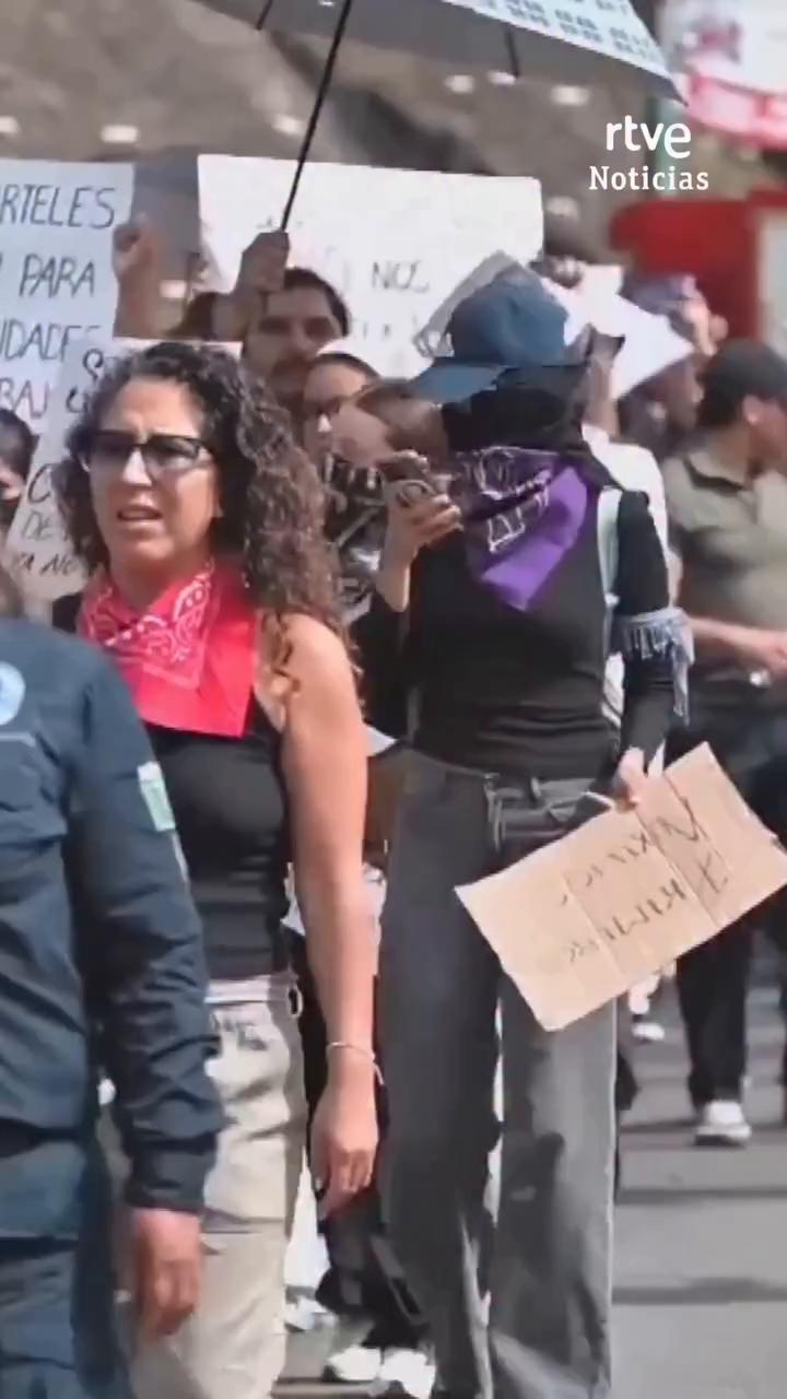 Cientos exigen justicia por el asesinato de Claudia Tacoronte en Cuernavaca