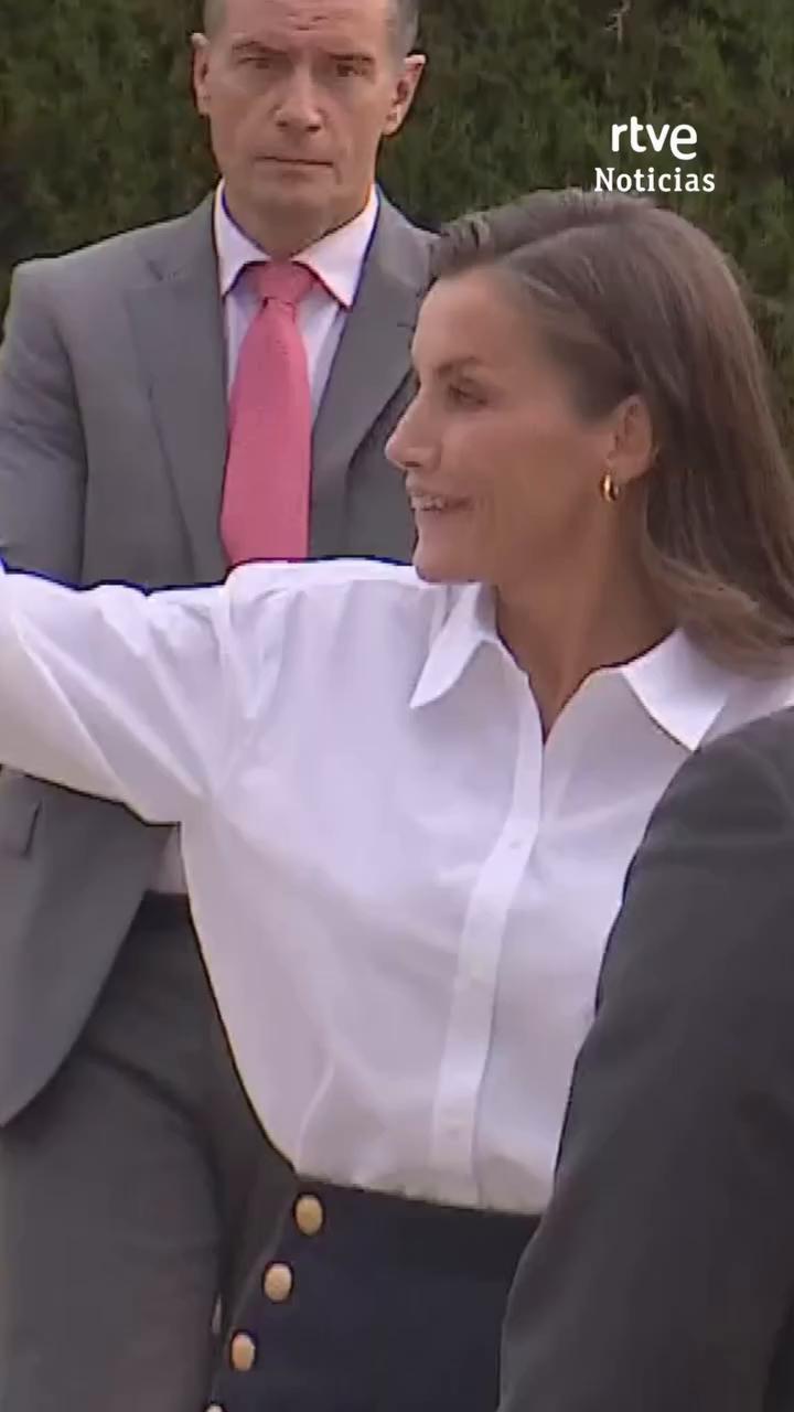 La reina Letizia regresa a su colegio de Oviedo entre aplausos y emoción