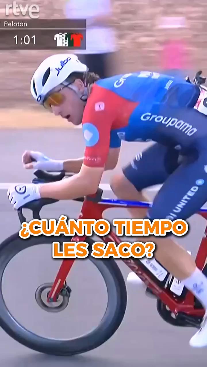 Ciclista detecta ventaja sobre el pelotón y acelera hasta el último pedal
