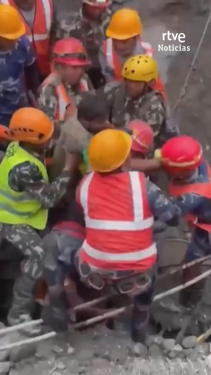 Equipos de emergencia rescatan a dos trabajadores atrapados en un túnel en Nepal