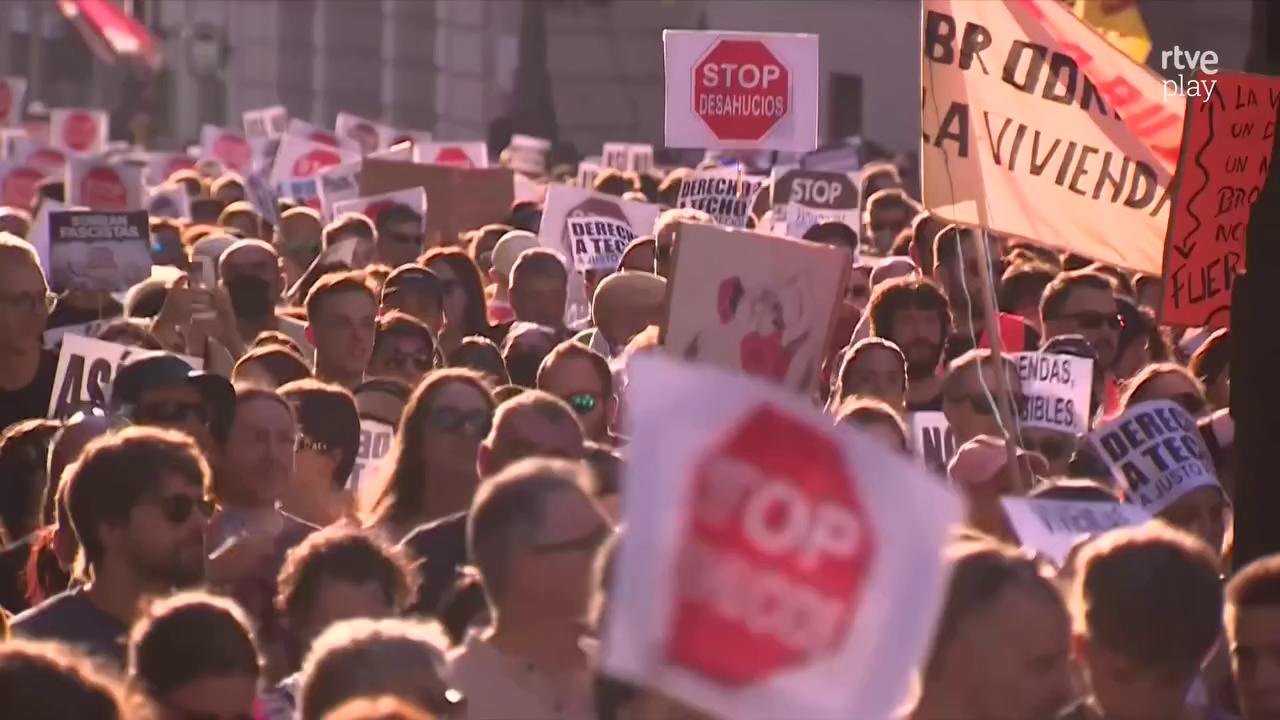 Miles marchan en Madrid contra los desahucios bajo el lema Ni una Mari Carmen más