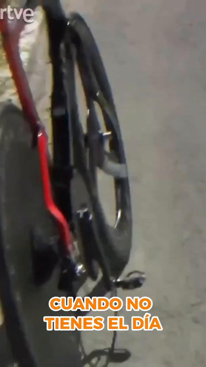 Cameron Rogers vive un momento dramático al romperse la cadena de su bicicleta