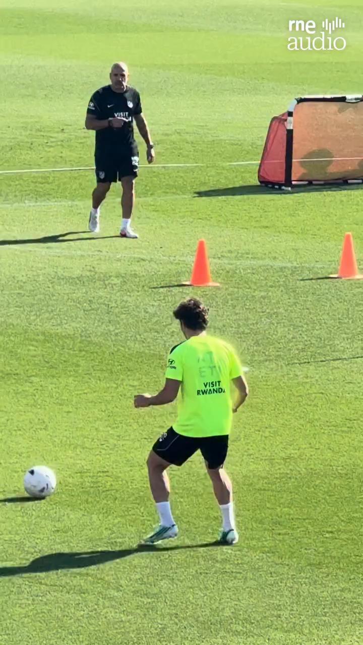 Entrenador instruye a David sobre control de balón y superación de rivales