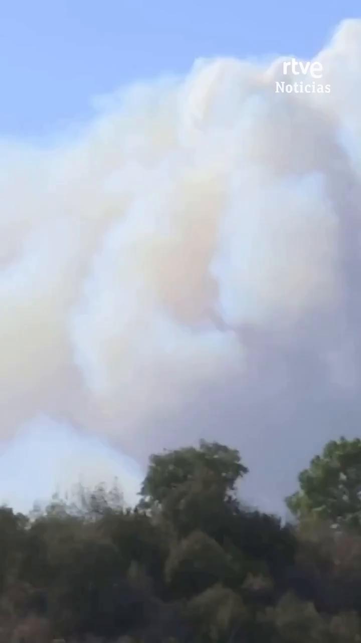 Incendio forestal en Benavís deja dos heridos y obliga a confinar el casco urbano