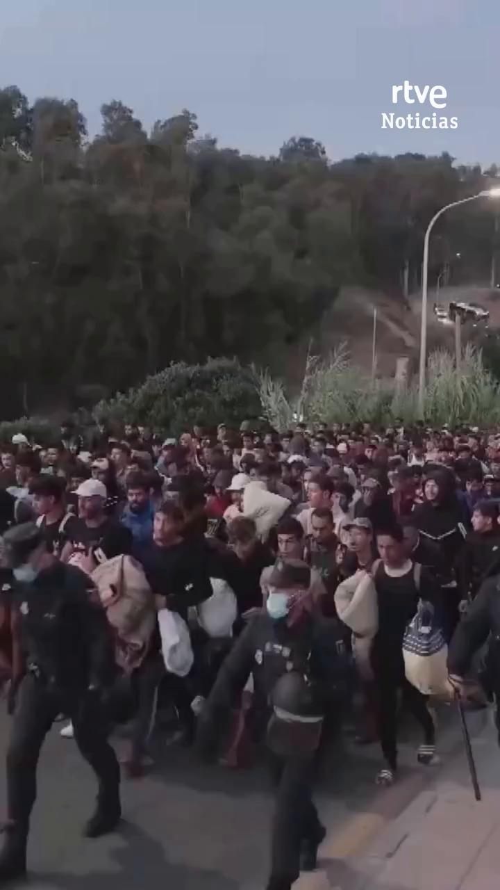 Policía y Guardia Civil trasladan inmigrantes de Ceuta a centro temporal en Los Rosales