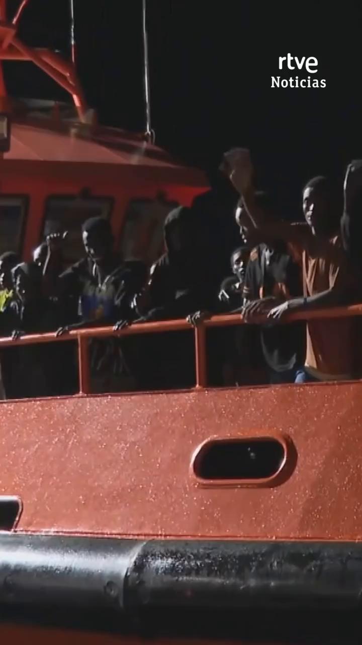 Rescatan a 152 migrantes en cayuco con un fallecido a 30 millas de El Hierro