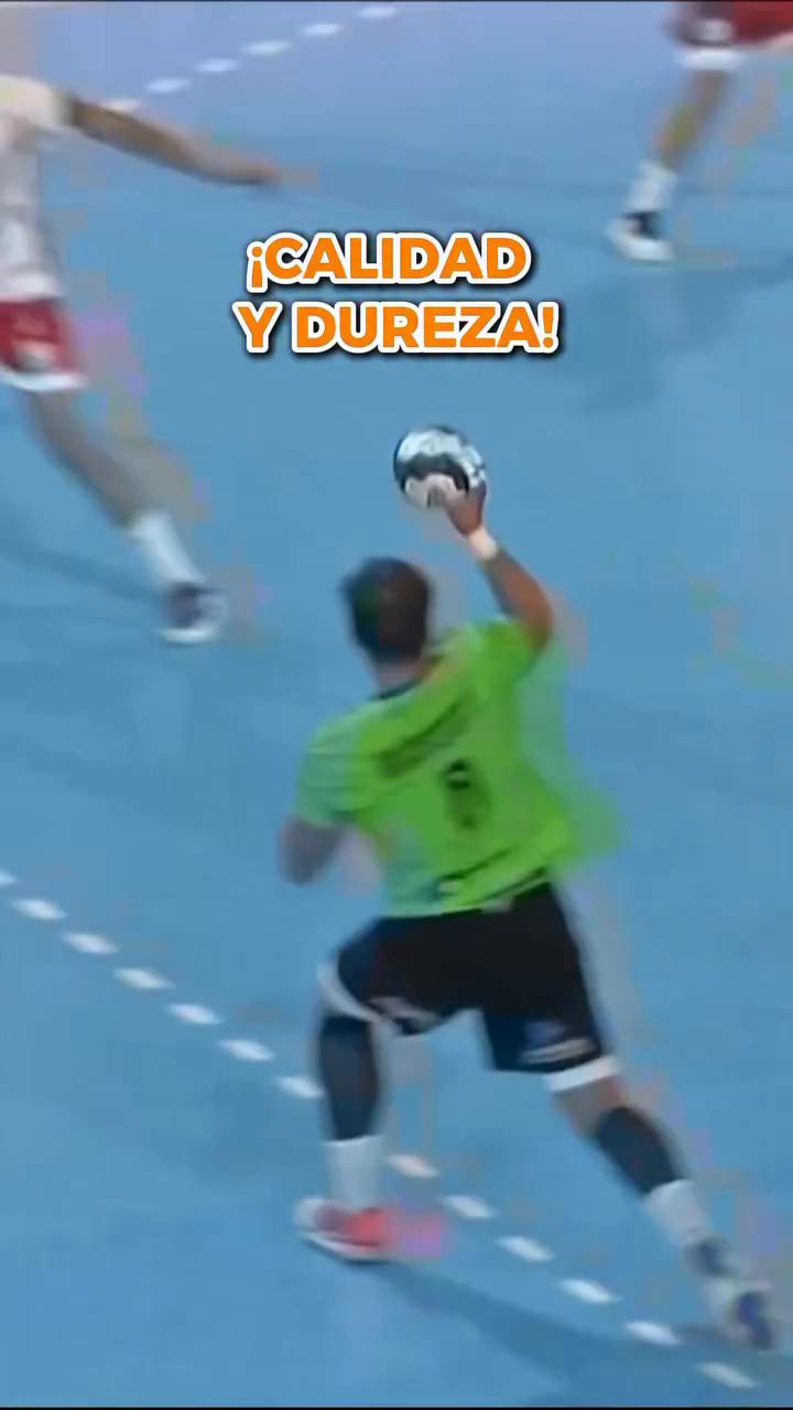 Iván Popovich recibe un golpe durísimo en el rostro durante el partido