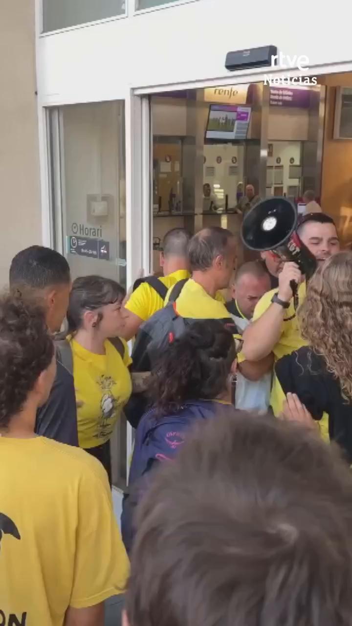 Profesores cortan las vías del AVE en Lleida y detienen la circulación