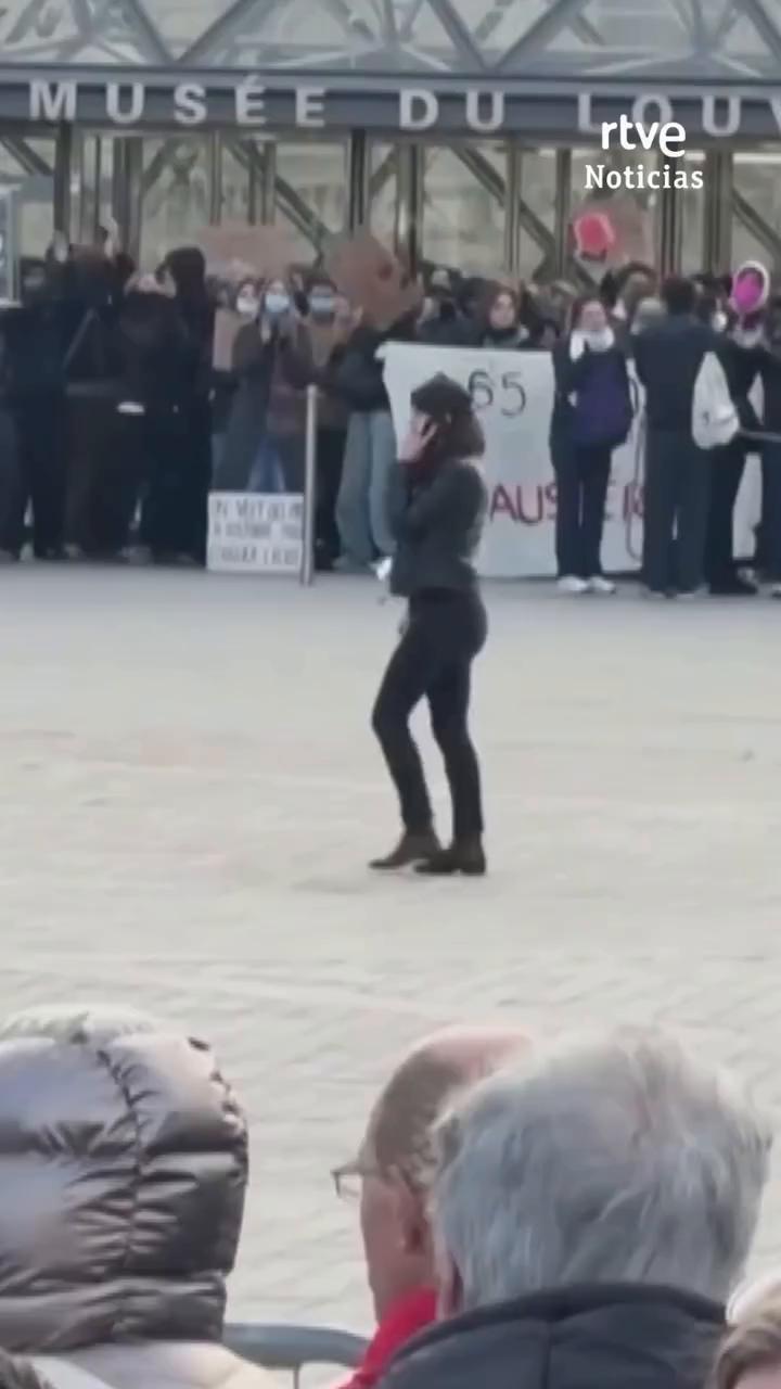 Manifestantes bloquean el Louvre y obligan su cierre por disturbios en Francia