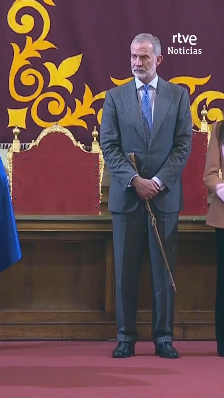 Los Reyes saludan más de 20 minutos a los melillenses en su visita oficial