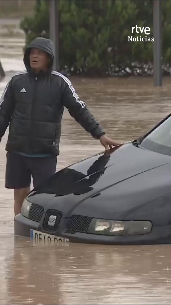 Lluvias intensas en Murcia atrapan coches en rotonda de Los Alcázares