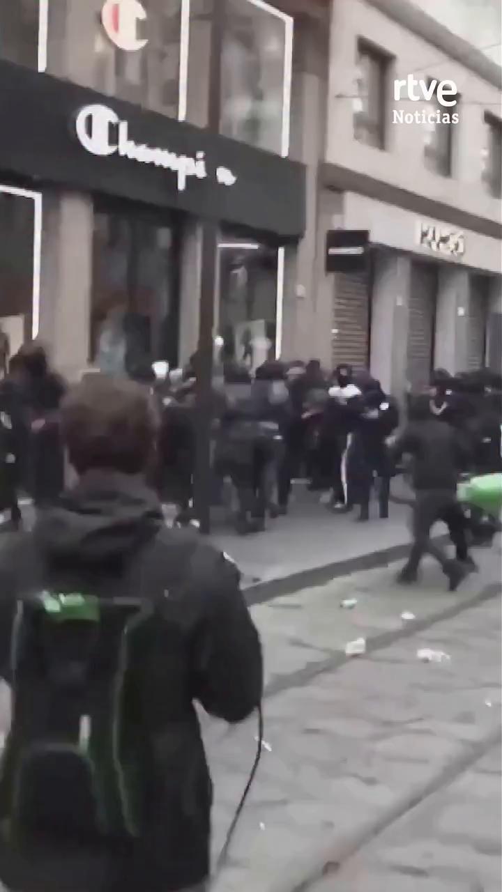 Jóvenes protestan en Portugal e Italia contra la subida de precios de vivienda