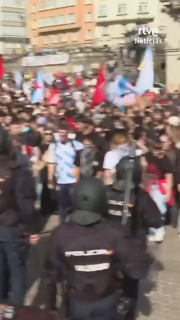 Abascal enfrenta protestas en A Coruña mientras la policía carga contra manifestantes