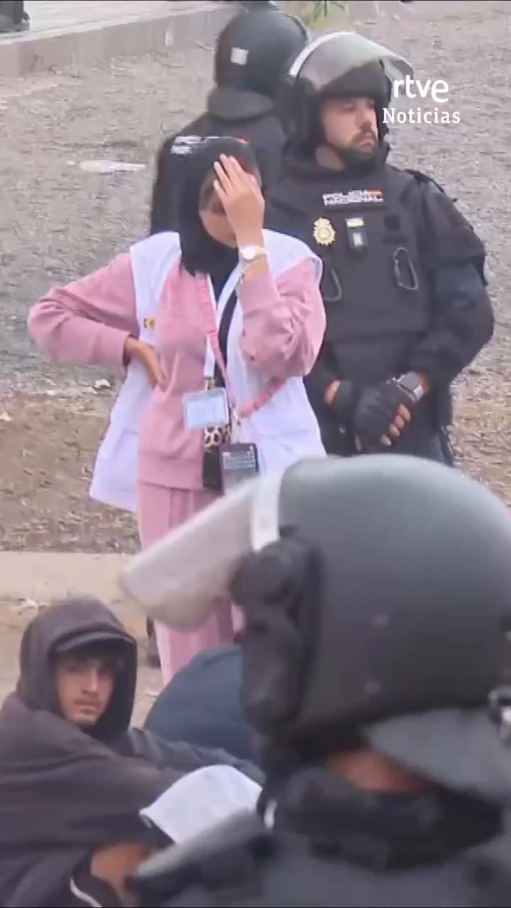 Policía Nacional inicia el desalojo de más de 3.000 migrantes en la playa del Trampolín