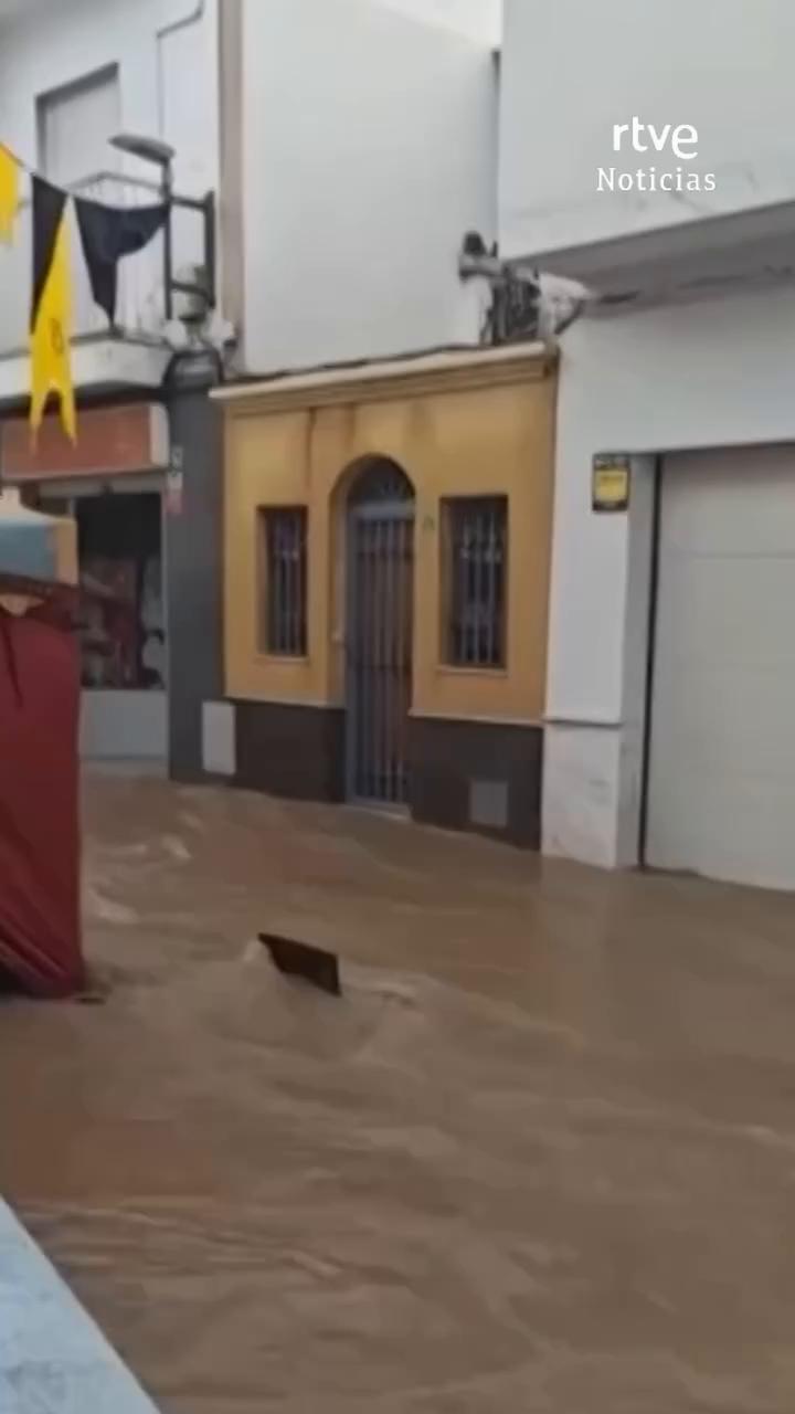 Las fuertes lluvias inundan calles y casas en Almería con alerta roja