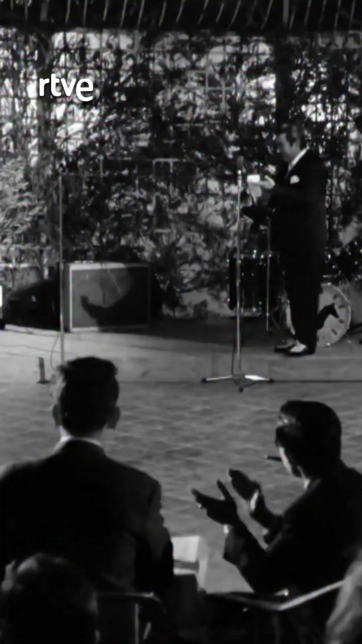 La chica Yeye llena el escenario con gritos y ritmo ye-ye