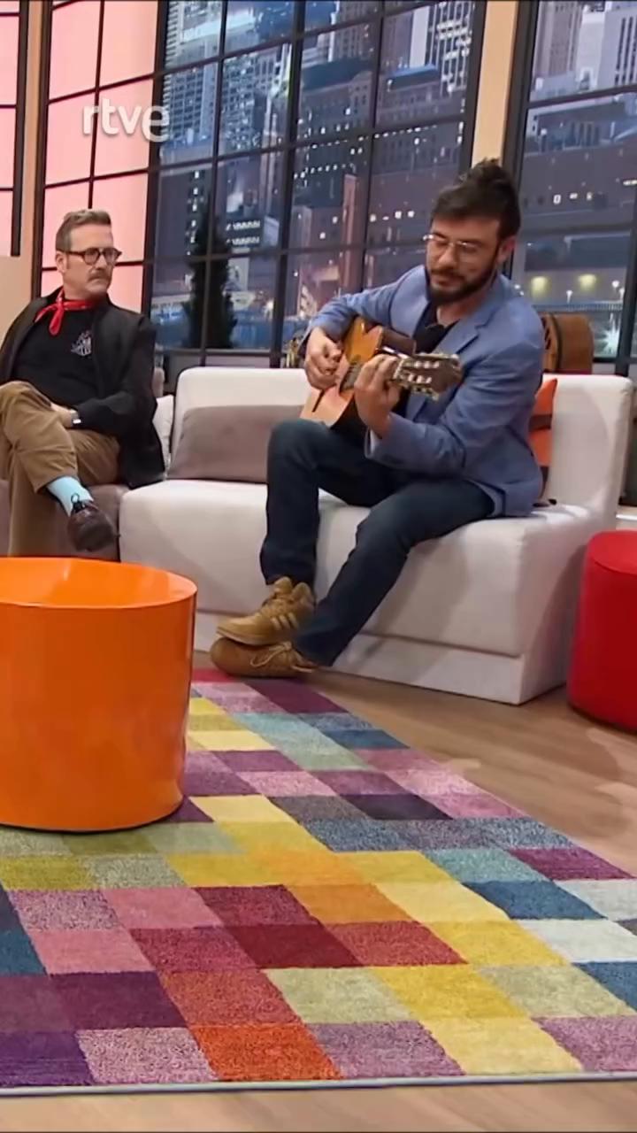 Vivo cada tic-tac mientras tú vives para TikTok: el rap anti-hype