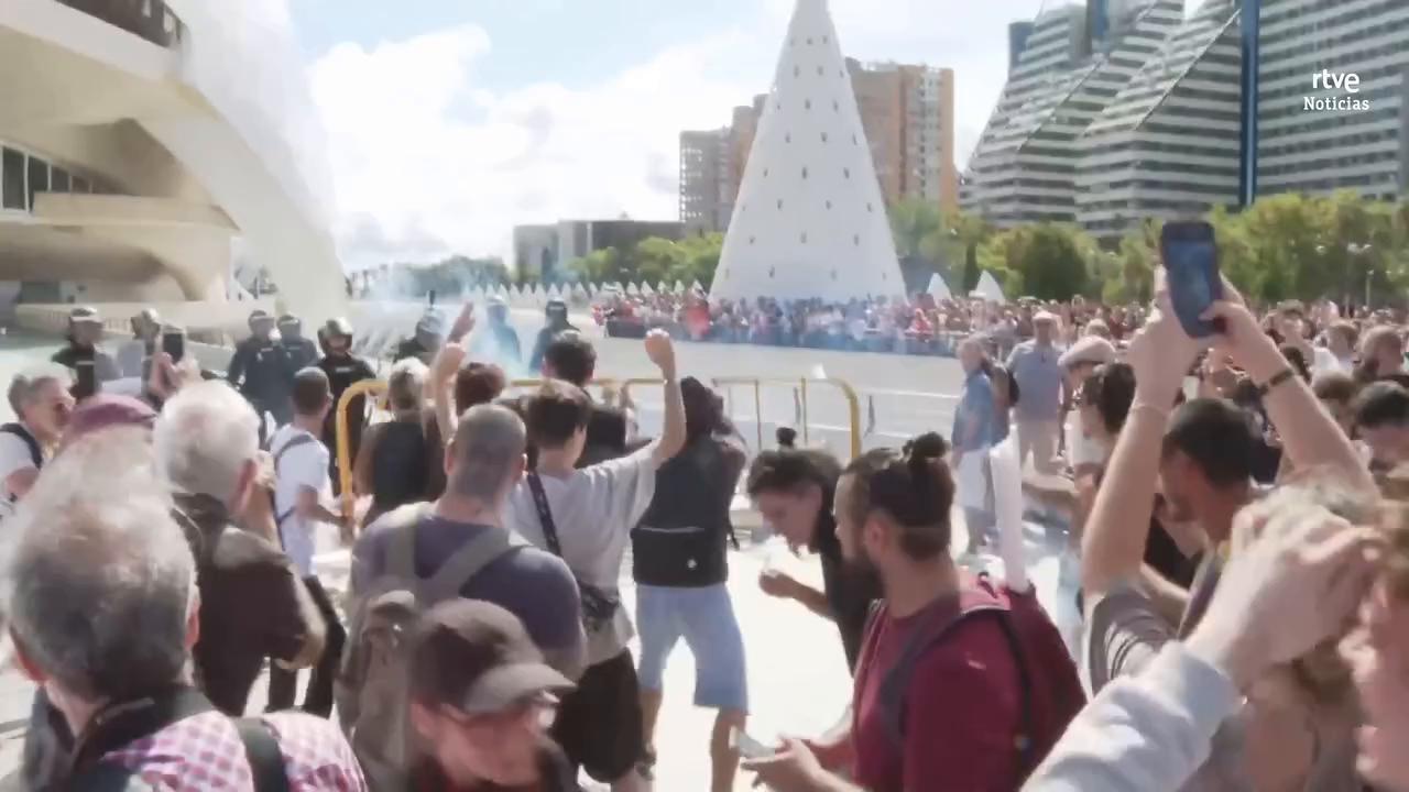 El video presenta únicamente música sin narración ni diálogo