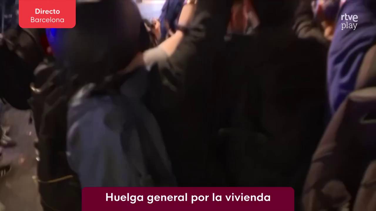 La policía carga contra manifestantes en Paseo de Gracia y Gran Vía