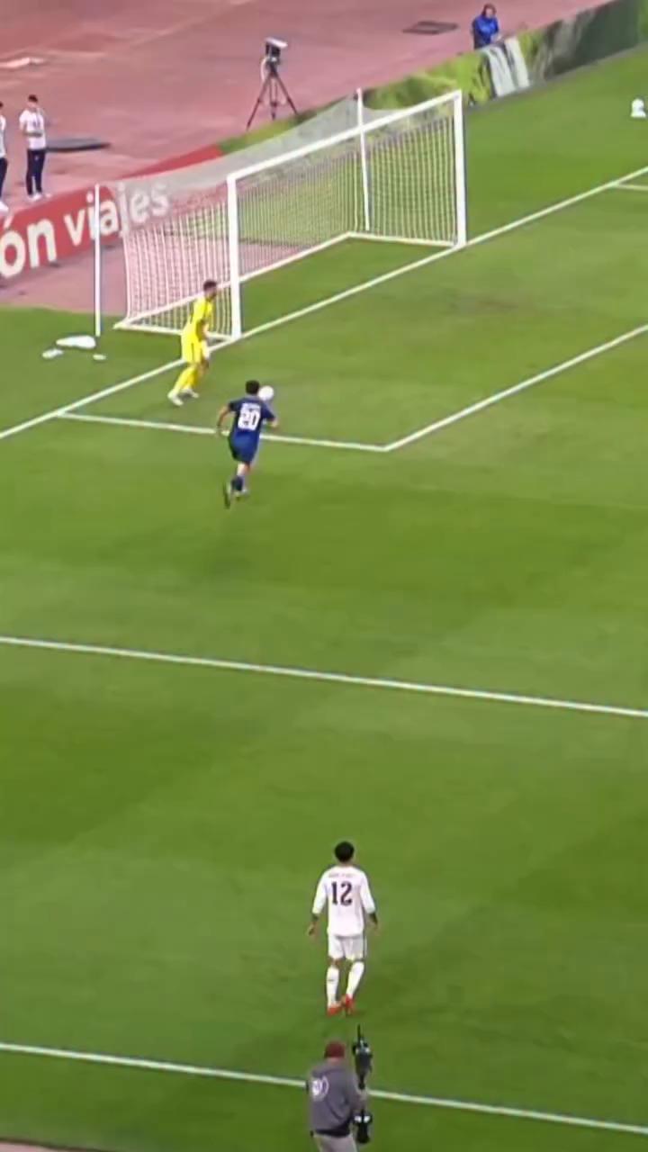 Unai Simón salva a España del segundo gol en el Mundial