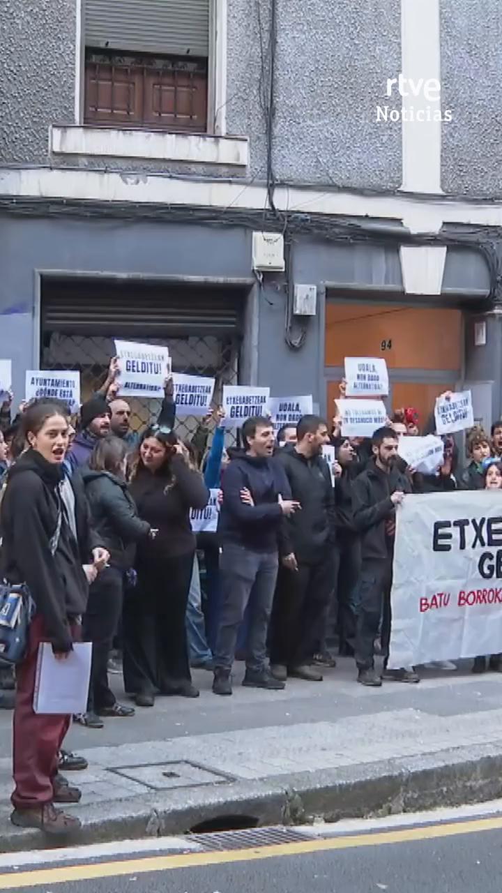 Una protesta en Bilbao frena el desahucio de una madre y sus dos hijas