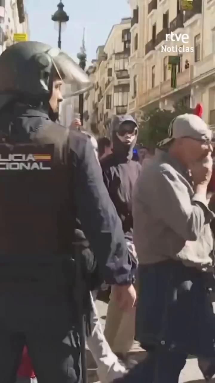 Tras el desfile, grupo con banderas de España increpa a acampados por vivienda en Sol