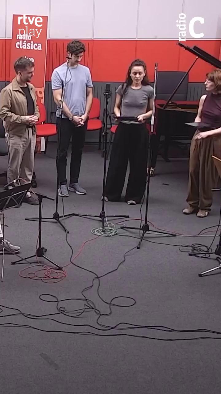 Canto repetitivo mezcla frases de amor y vulgaridad sin sentido claro