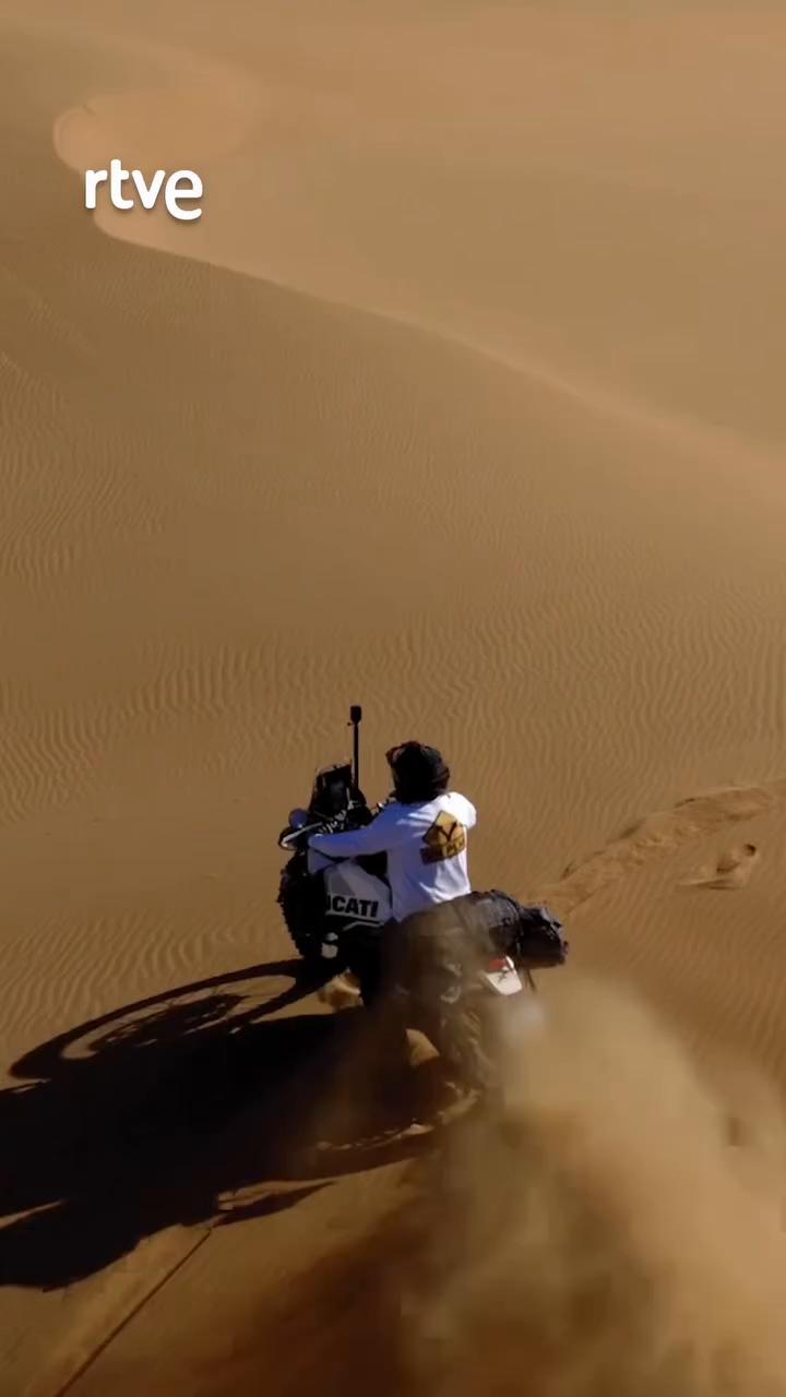Viajero cruza por primera vez el mar de dunas Erchevi en moto cargada
