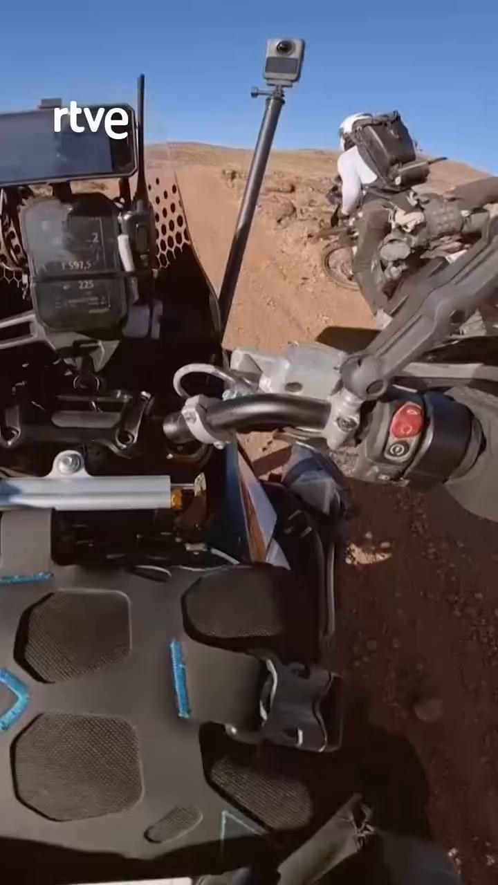Practica el re-grip para aprovechar el peralte en curvas de moto
