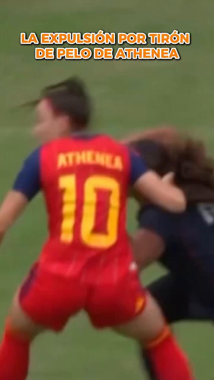 La colegiada Diana Pérez expulsa a Atenea del Castillo por agarrón de pelo