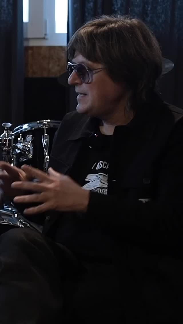 “Vidas semipreciosas” es un último lanzamiento con el que @nachovegasig se vuelve a plantear el dilema de sí agradar a su público o a él mismo cuando tiene que cerrar el setlist de sus directos
