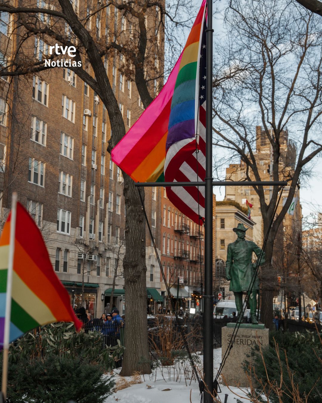 La bandera LGTBIQ+ vuelve a ondear en Stonewall, en Nueva York.