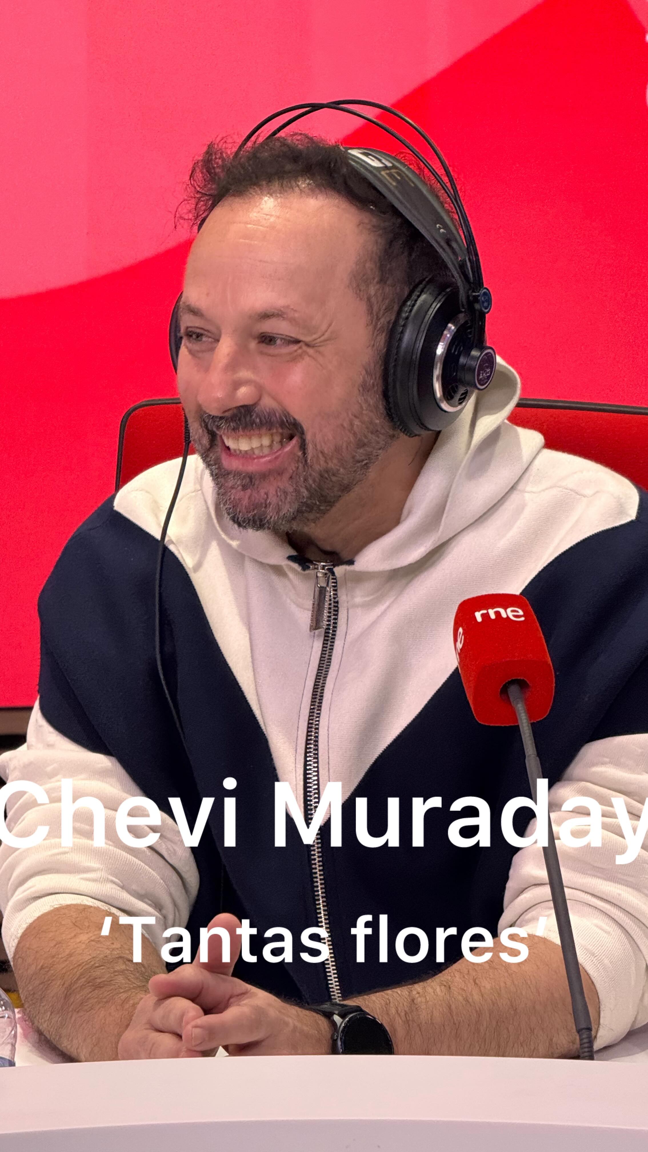 chevi_muraday, Premio Nacional de Danza 2006, se abre en canal en ‘Tantas Flores’.