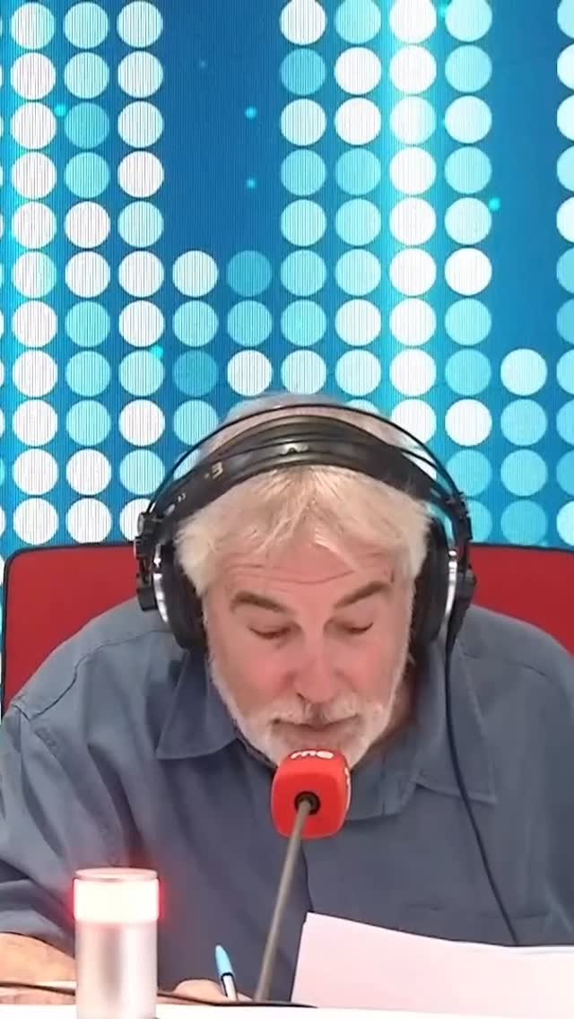 🗣️ “[…] Hace justo un año, calles y casas quedaron a oscuras, esperemos que la luz de nuestra democracia, esa que damos por sentada, por asegurada, no sufra una ultra sobrecarga que la dañe de forma irreparable, que acabe atenuando su brillo hasta apagarlo.