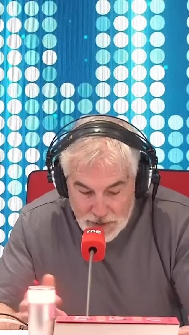 “[...] Hay una canción de Joan Manuel Serrat que me encanta: Seria fantàstic.