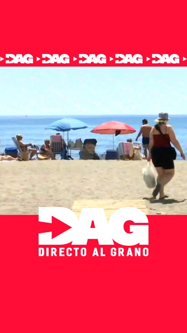 Málaga multa con 300 euros por orinar en el agua de la playa