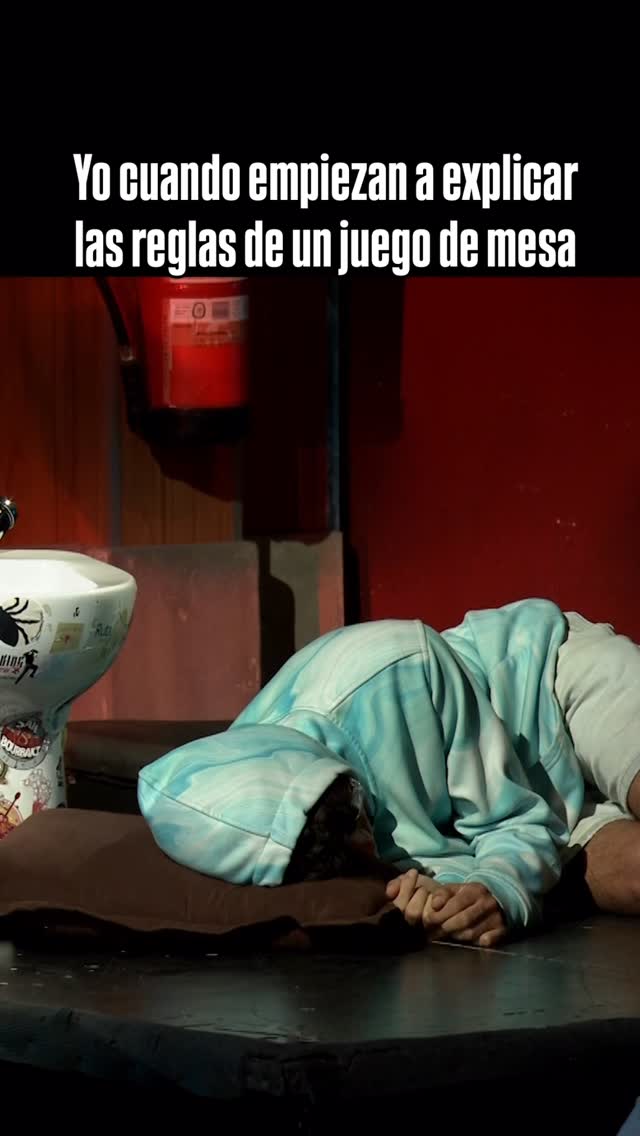 Leo se hace un ovillo con el cojín para estar más cómodo