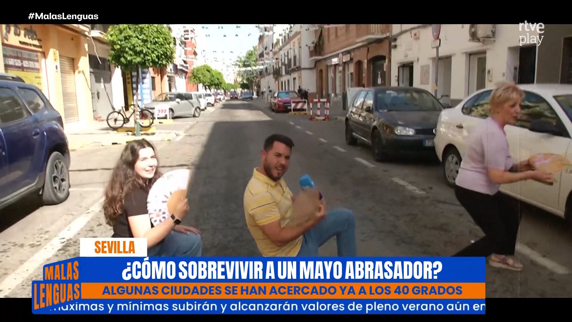 El calor sevillano obliga a refrescarse con abanicos y helados en la peluquería