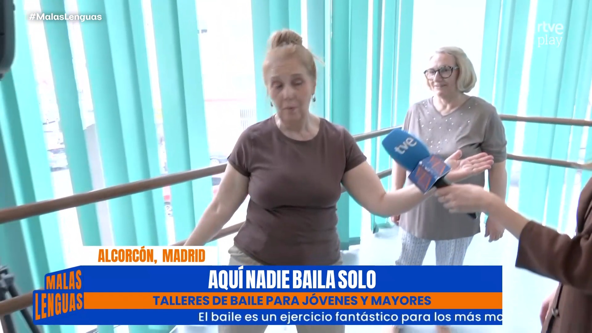Mayores de 65 a 91 años bailan con jóvenes para combatir la soledad