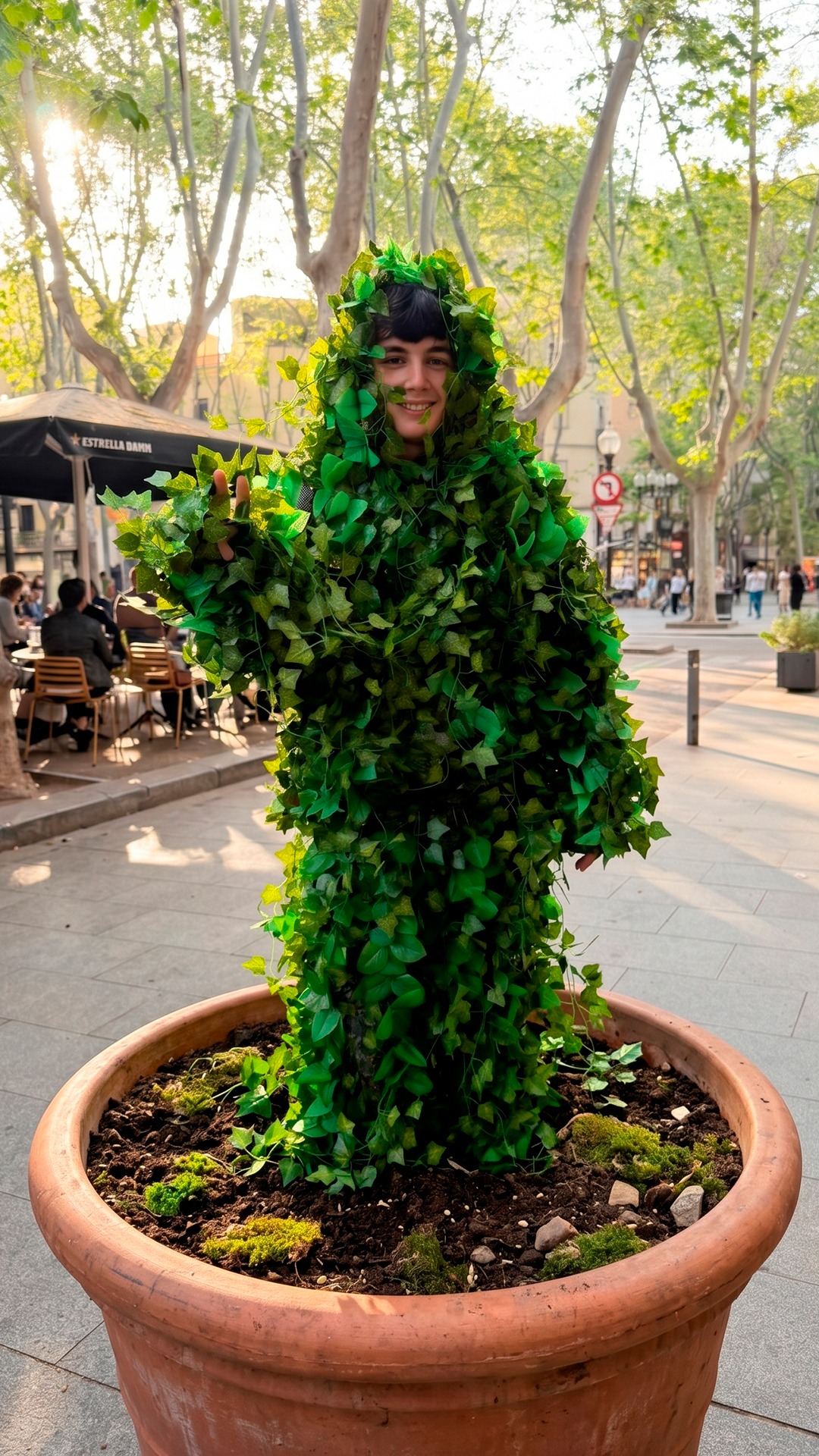 Un hombre disfrazado de planta asusta a los viandantes en plena calle