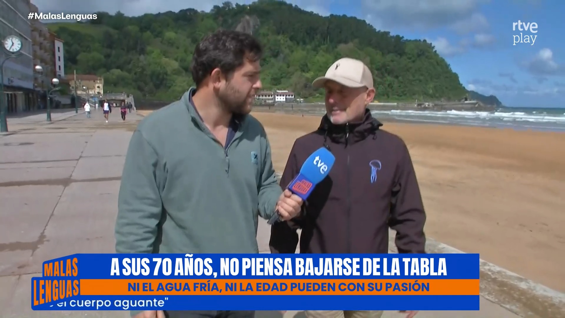 🏄‍♂️A sus casi 70 años, sigue surfeando todas las semanas en la playa de Zarautz