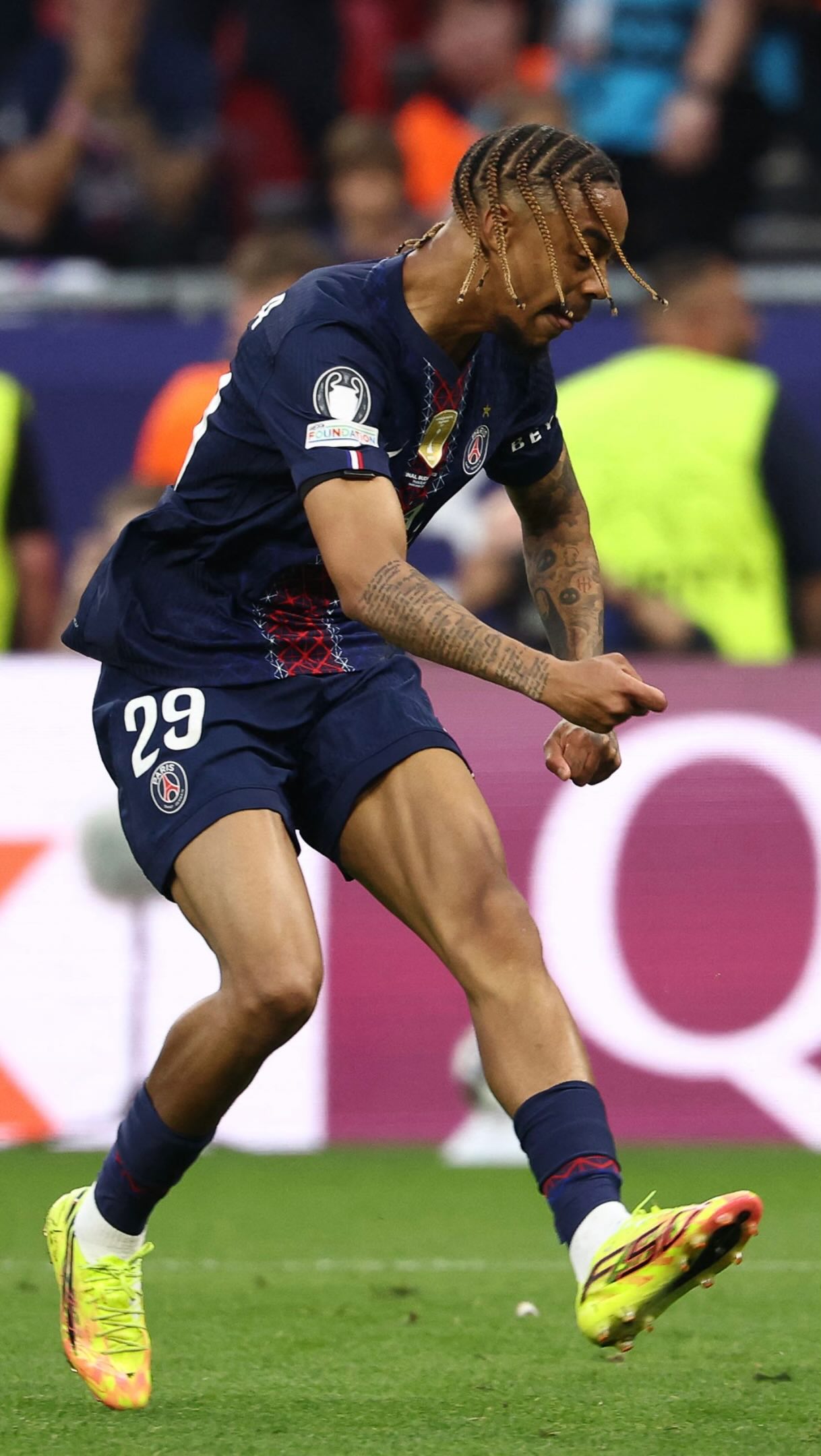 Barcolá genera una gran oportunidad para el PSG ante David Raya