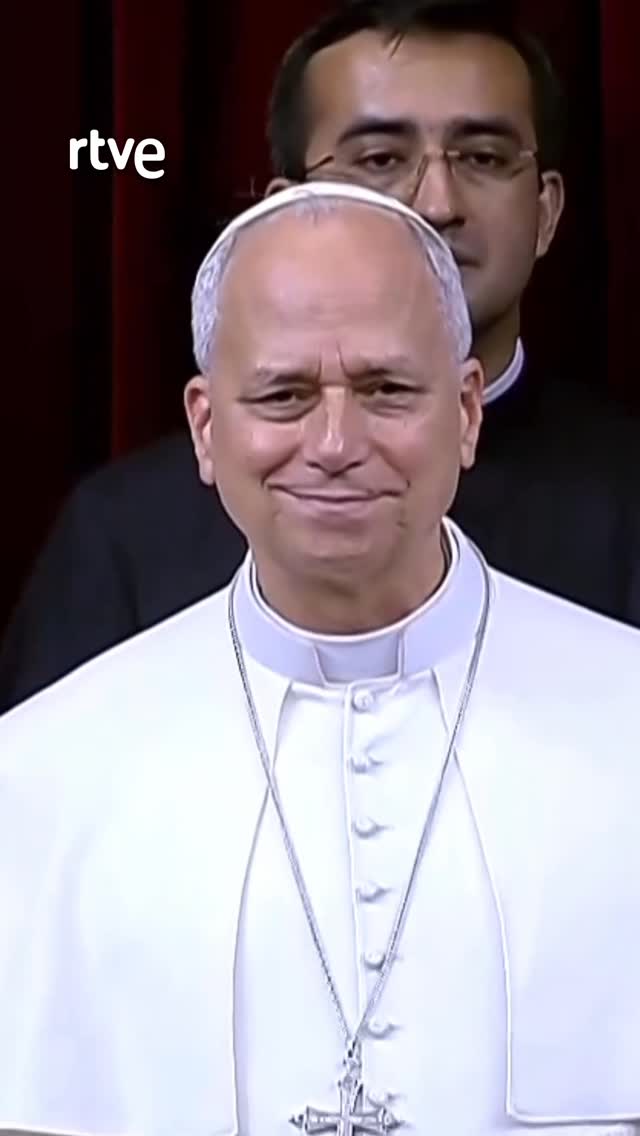 El presentador agradece al público al concluir su mensaje