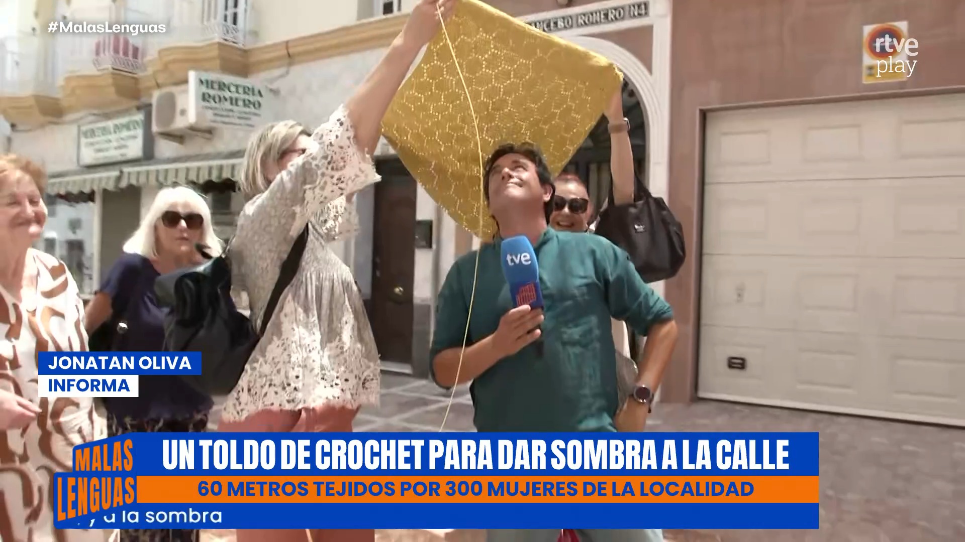 Mujeres tejen un techo de crochet para dar sombra en Alhaurín de la Torre