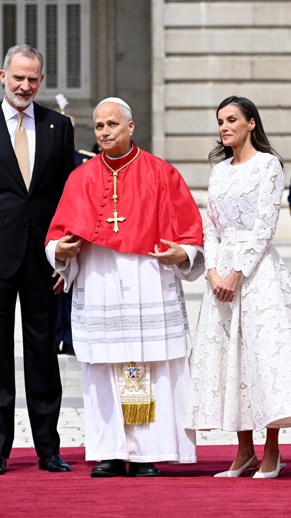 Los Reyes presentan a Leonor y Sofía al Papa León XIV en España